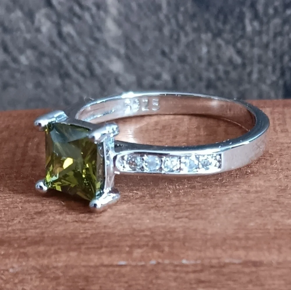S925 Silver Synthetic Peridot Rhinestone Accent Ring
